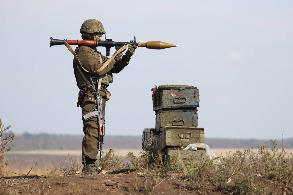 Мобилизованные бойцы осваивают в ДНР трофейное стрелковое оружие и гранатомёты