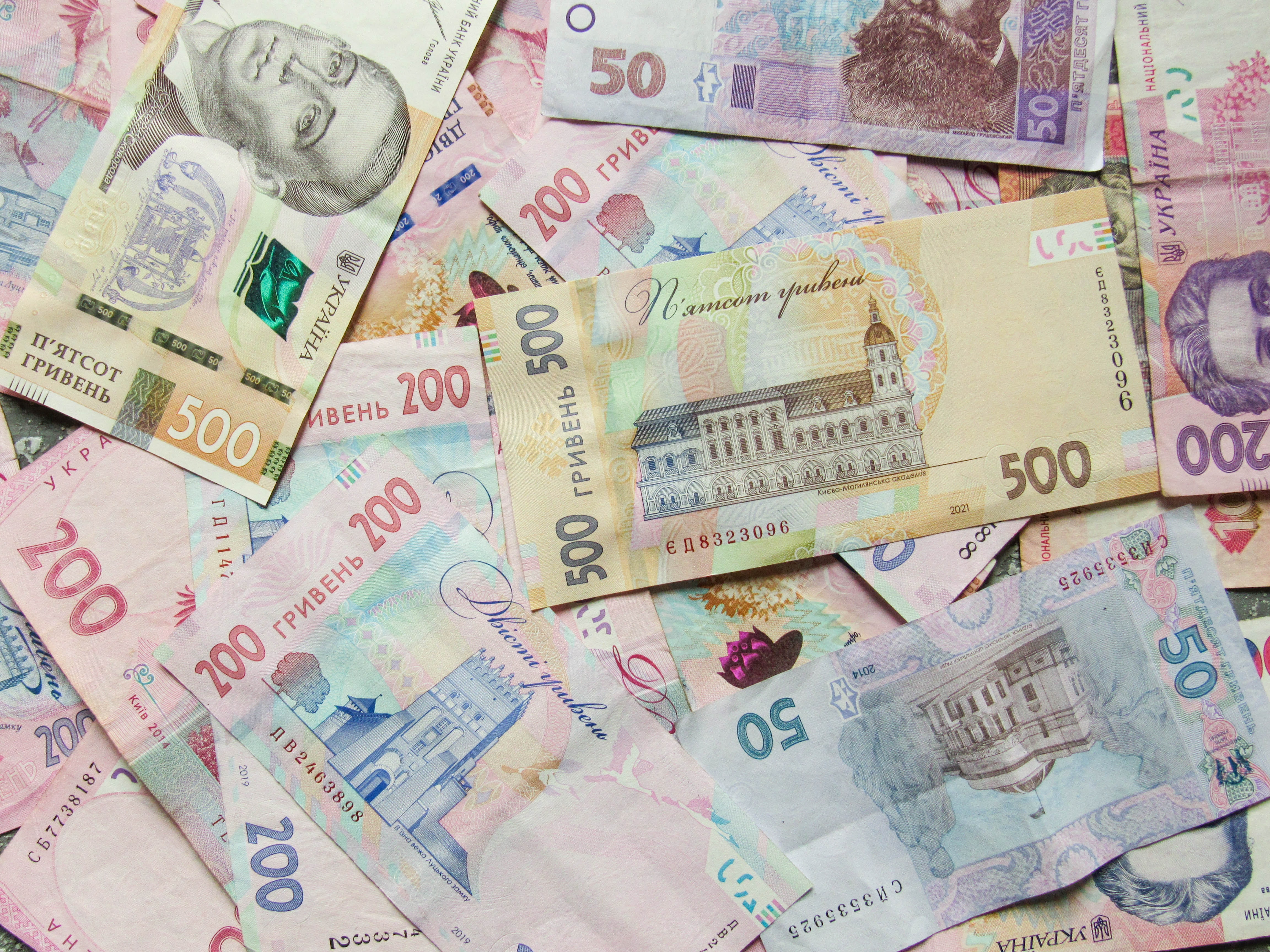 Нацбанк Украины продал рекордное количество валюты для удержания курса гривны