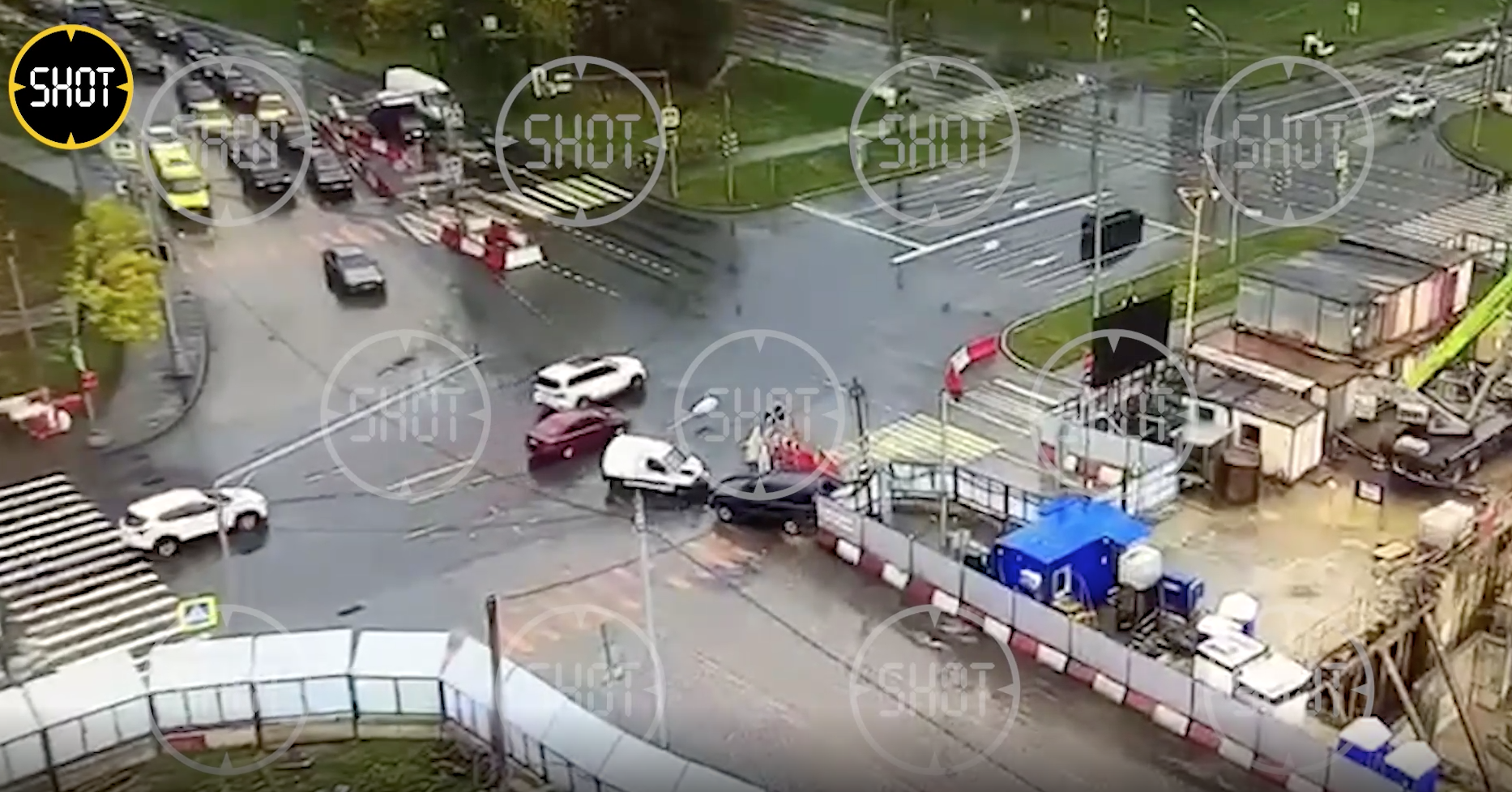 Полковник полиции на служебной Toyota проехал на красный и сбил двух пешеходов в Москве