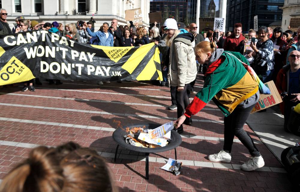 Daily Mail: Британцы сжигают коммунальные счета на акциях протеста