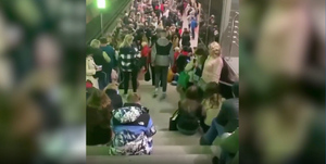 В Киеве из-за взрывов остановили одну из линий метро, станции работают как укрытия