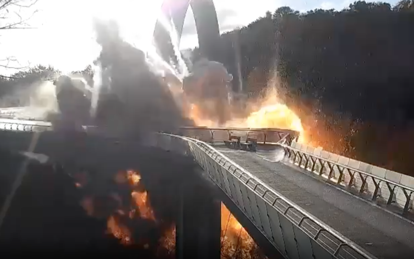 После 8 октября. Крымский мост взорвали 2022. Взрыв моста. Взрыв моста в Киеве. Пешеходный мост в Киеве взрыв.