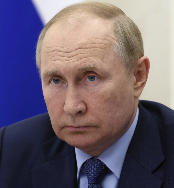 <p>— <strong style="font-weight: bold;">Крайне важно постоянно получать обратную связь, видеть ситуацию не только по бумажным отчётам, а по реальному мнению людей, учитывать их реакцию, оценку, в том числе, бывает, и не самую приятную, даже иногда и негативную. Но в этом залог доверия людей к власти, стабильности в обществе — это понимание, как оно реагирует на то, что мы делаем</strong></p>