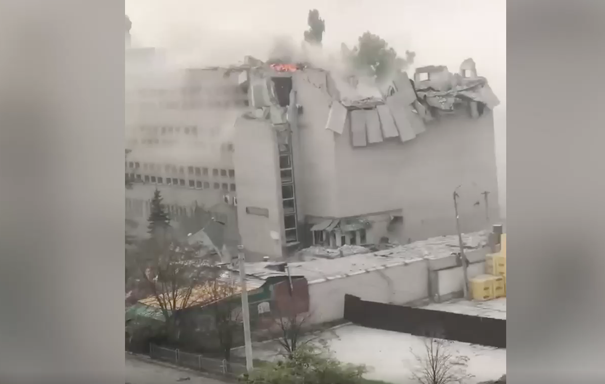 Удар по россии со стороны украины сегодня. Здание в Киеве взрыв. Инфраструктура Украины взрыв. Взрыв в Днепропетровске 10 октября.