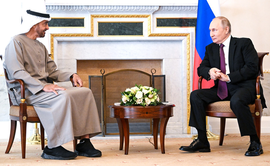 Президент ОАЭ Мухаммед бен Заид Аль Нахайян на встрече с Путиным в кроссовках. Обложка © Kremlin.ru