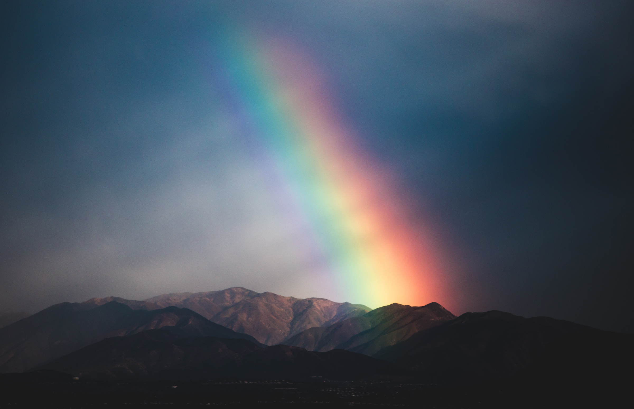 Если в моменты грусти вы поднимаете глаза к небу и находите на нём радугу, это знак от ангела-хранителя. Фото © Unsplash