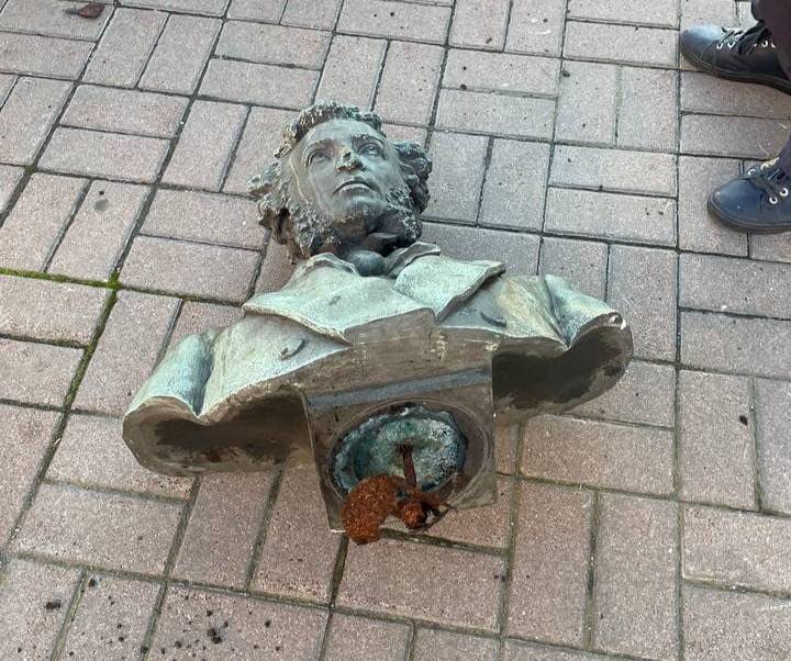 В Киеве сломали памятник Пушкину