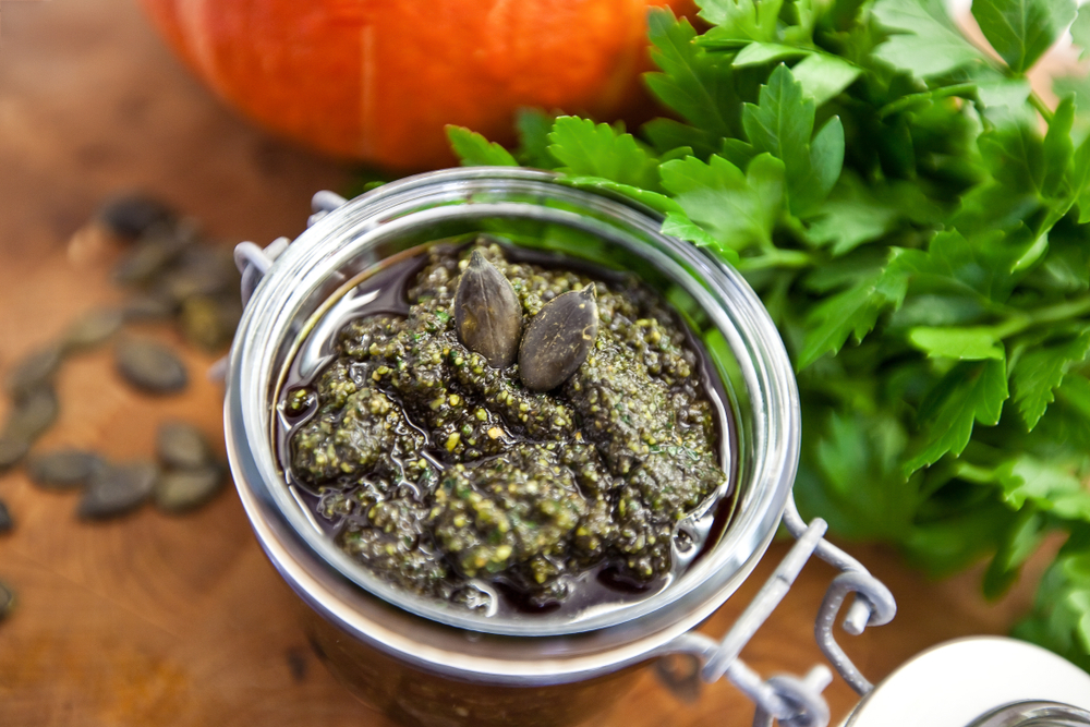 Из полезных тыквенных семечек можно приготовить соус к креветкам или кальмарам. Фото © Shutterstock