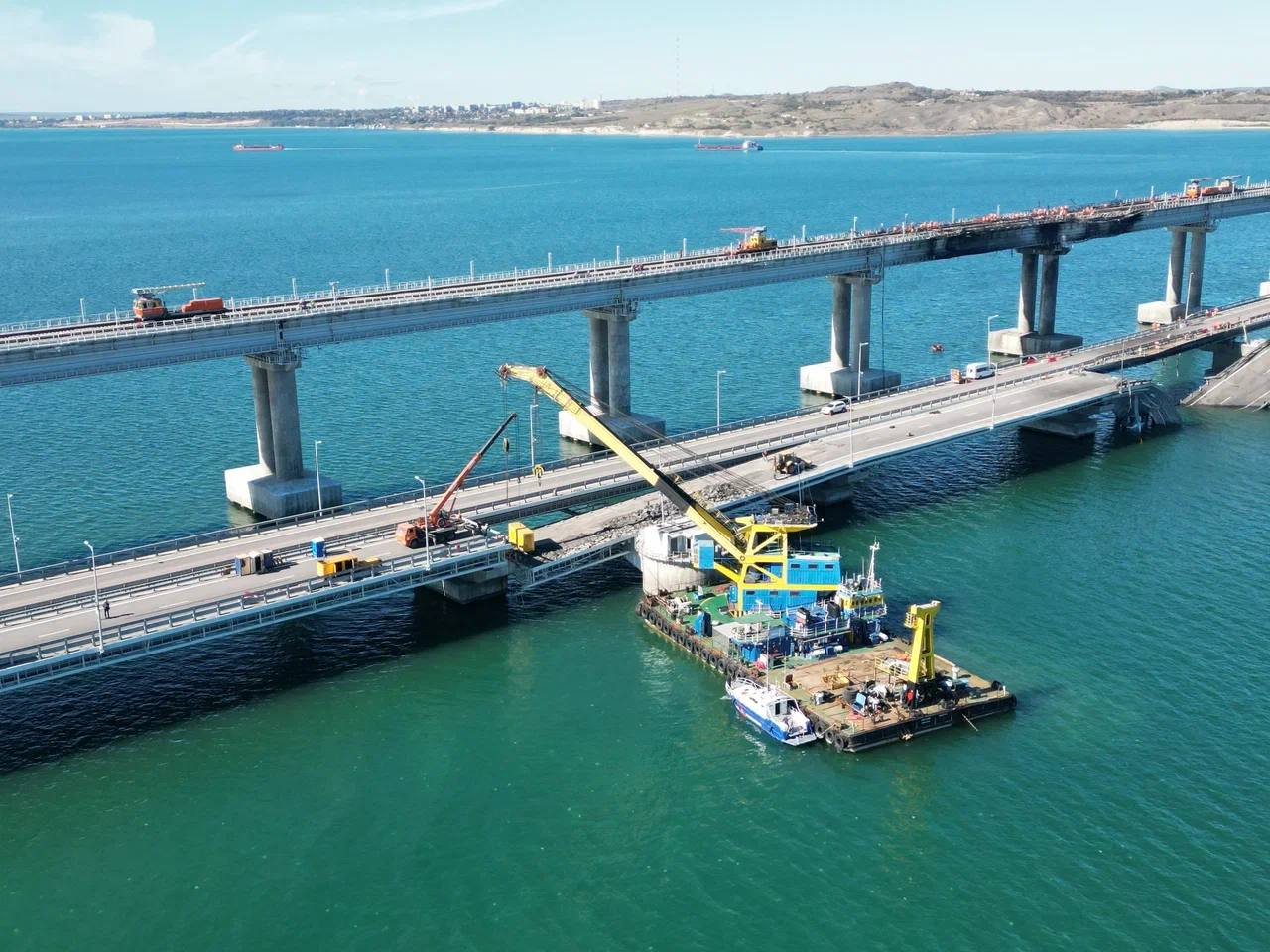 Привлечён плавучий кран: Хуснуллин показал фото ремонтных работ на Крымском мосту