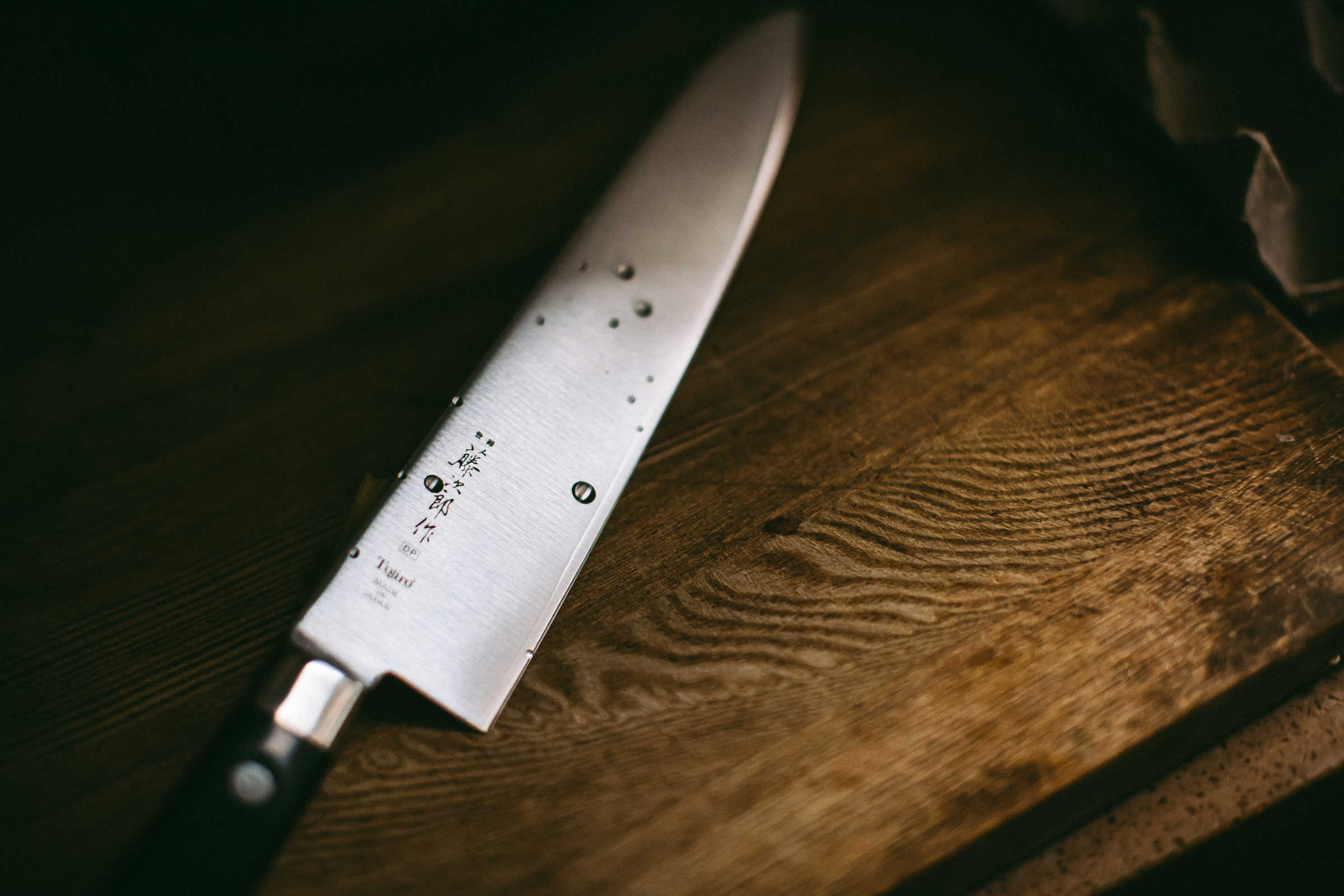 Согласно примете, важно обратить внимание на положение упавшего на пол ножа. Фото © Unsplash