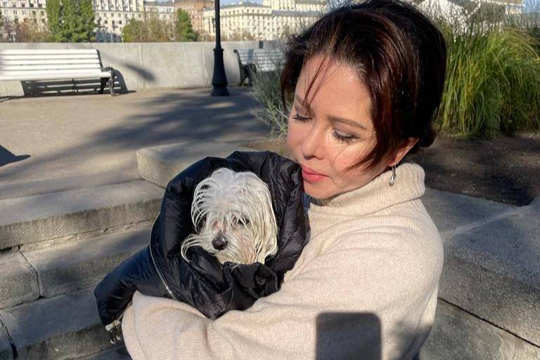 Спасённый пёс Стёпа на руках у Виктории Ворожбит. Фото @ Telegram / Жигуновочка