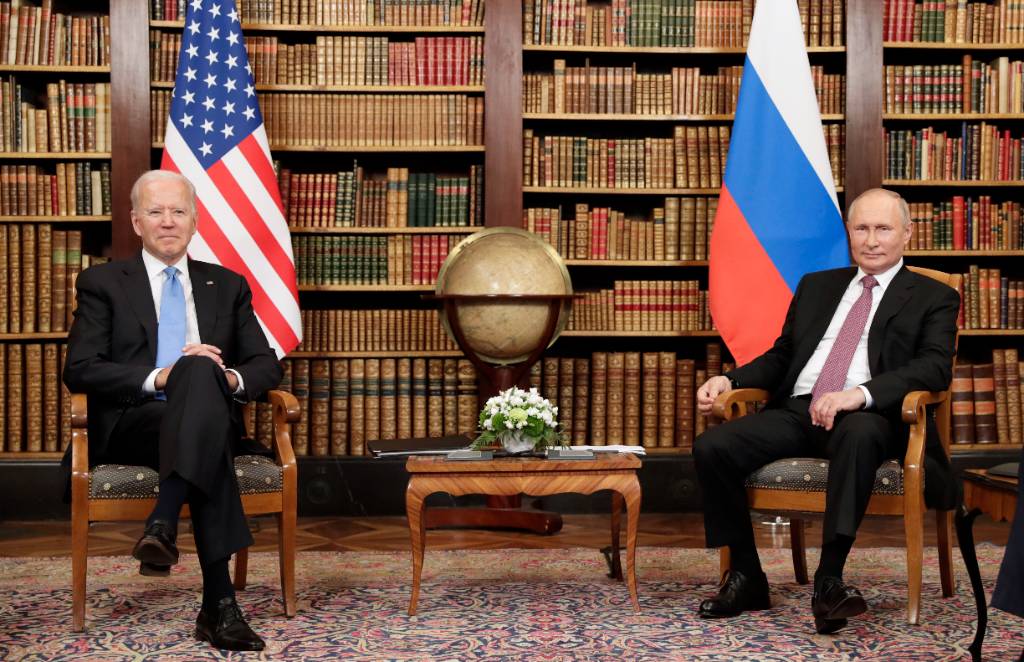 Песков: Ни РФ, ни США не инициировали встречу Путина и Байдена