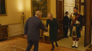 "Опять вы? О, дорогая": Британцы бурно отреагировали на видео встречи Карла III с Трасс