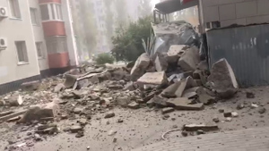 "Попали, твари, в дом": Видео первых секунд после падения ракеты на многоэтажку в Белгороде