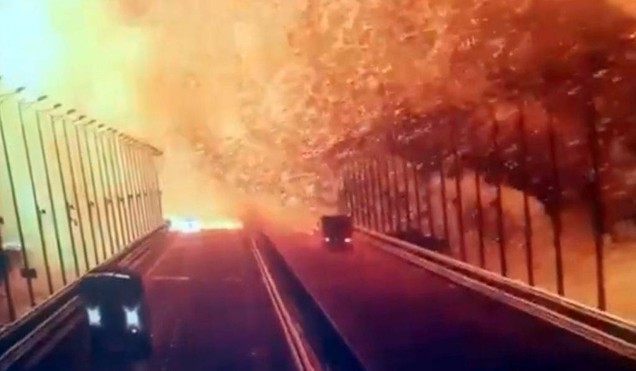На снимке с камеры видеонаблюдения видны пламя и дым, поднимающиеся после взрыва на Керченском мосту в Керченском проливе 8 октября 2022 года. Обложка © Getty Images / Security Camera / Anadolu Agency