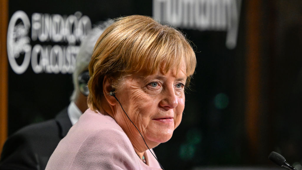 Меркель поставила Шольца на место после высказывания о её газовых "ошибках"