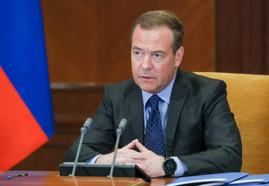 Медведев заявил о необходимости оперативно выстраивать вертикаль власти в новых регионах