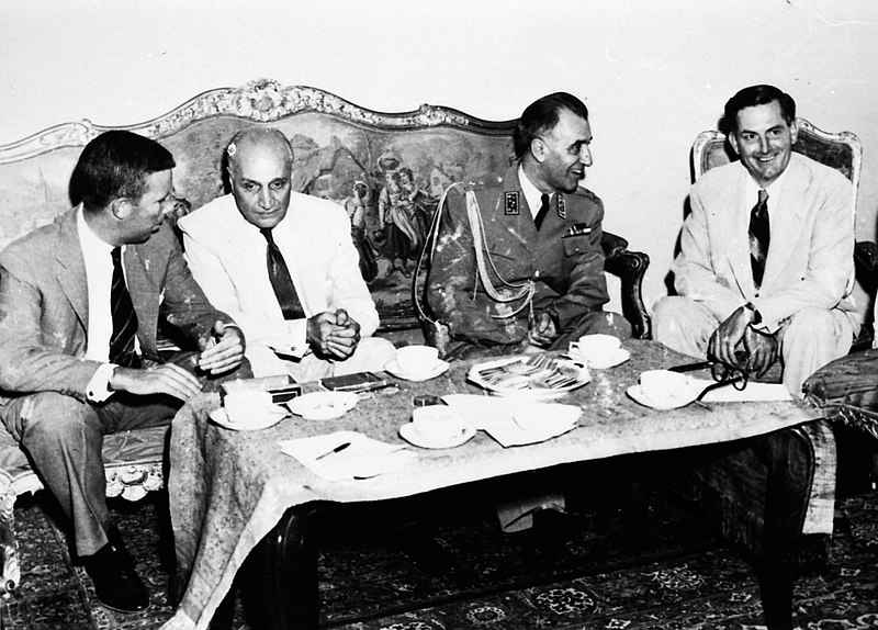 Генерал Захеди и американские послы. Фото © Wikipedia