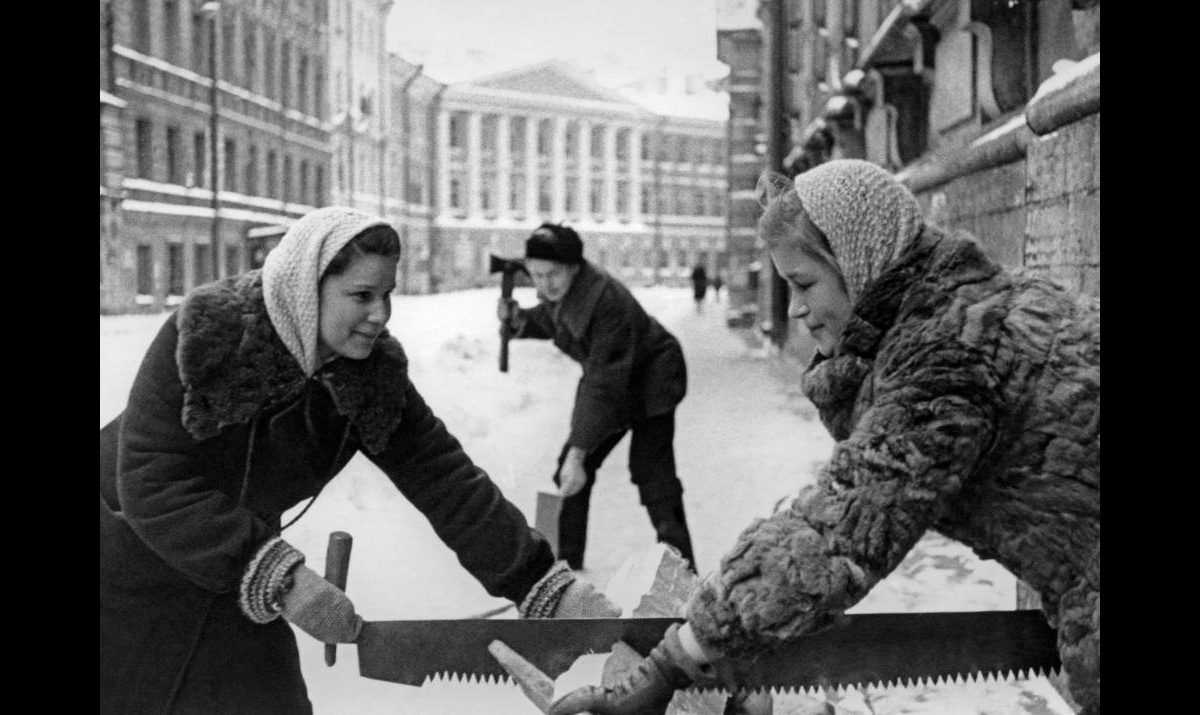 События блокады ленинграда как проявление геноцида. Блокадный Ленинград фото. Жители блокадного Ленинграда. Началась блокада Ленинграда.