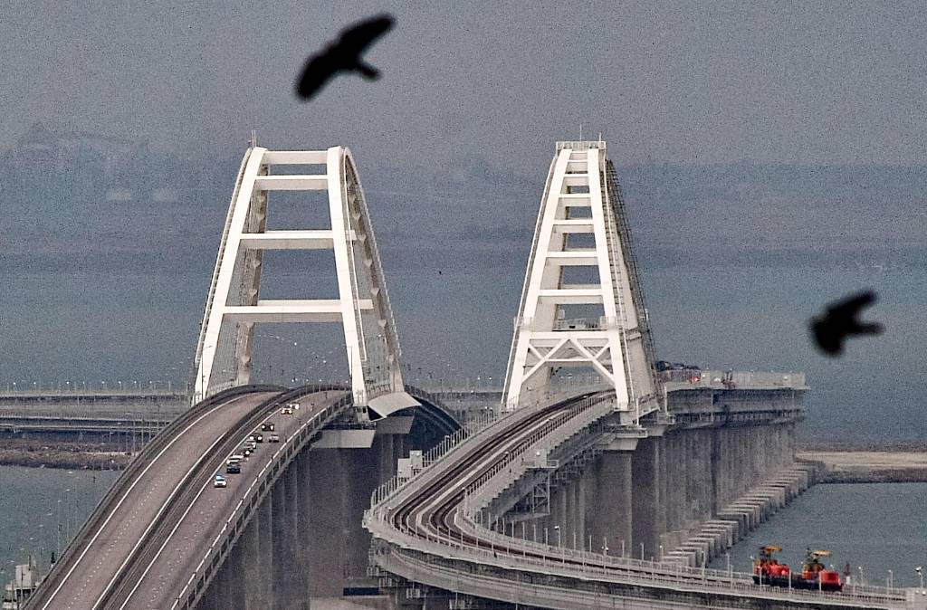 На Крымский мост не будут пускать грузовики без полного досмотра