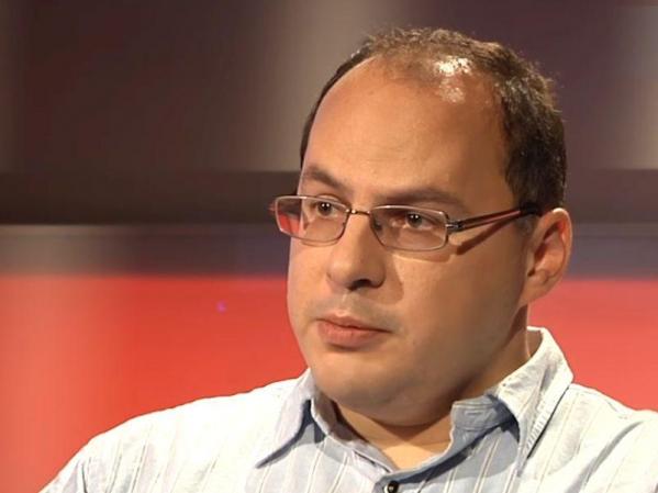 <p>Это довольно странная история, мягко говоря. Надо понимать, что планировалось наступление Вооружённых сил Украины и в момент этого наступления у них прекратил работать Starlink. Наступление сорвалось. Поэтому, возможно, Маск делает попытку сохранить хорошую мину при плохой игре, которая связана с тем, что у нас появилась какая-то возможность влиять на работоспособность системы. Если это станет общеизвестно, что не Маск там отключает систему, а Россия каким-то образом её контролирует, покупка Starlink военными в разных странах будет под большим вопросом</p>