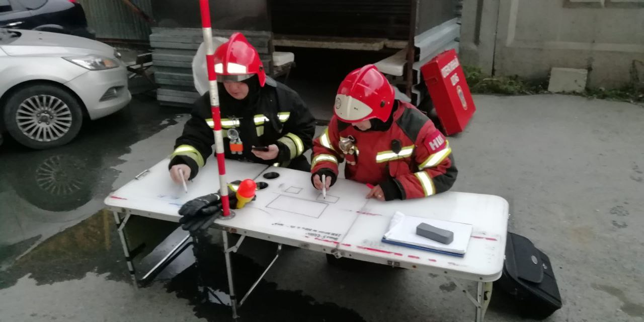 Работа спасателей Екатеринбурге, где загорелся склад с мебелью. Фото © Telegram / МЧС СВЕРДЛОВСК