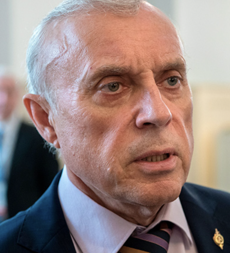 <p>Снайперы — очень серьёзная сила и при штурме, и при оборонительных операциях. Снайперские винтовки, оснащённые оптикой и тепловизорами, — очень серьёзное оружие, которое бьёт до полутора километров. Любая цель, попадающая в объектив, может быть уничтожена. И они играют большую роль в условиях городских боёв</p>