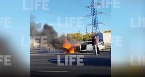 Очевидцы потушили загоревшееся авто на МКАД, пока пожарные стояли в пробке