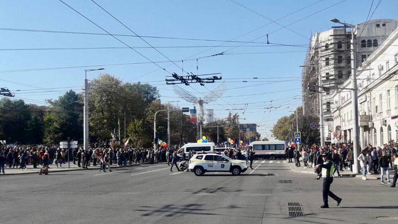 Полицейские перегородили протестующим дорогу к главной дороге Кишинёва. Фото © Twitter / UbuntuPhoneBird