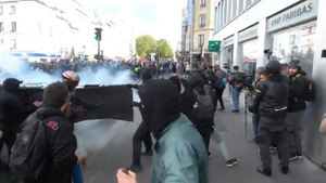 "Макрон пытается разрушить страну": В Париже начались митинги против роста цен