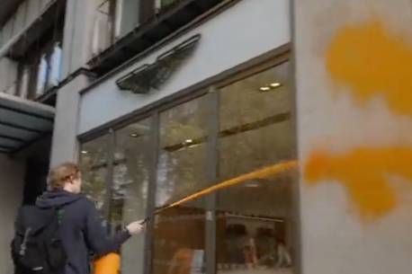 Экоактивисты облили оранжевой краской фасад автосалона Aston Martin в Лондоне