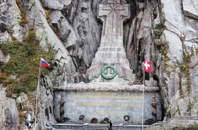 Волонтёры очистили осквернённый суворовский монумент в Швейцарии
