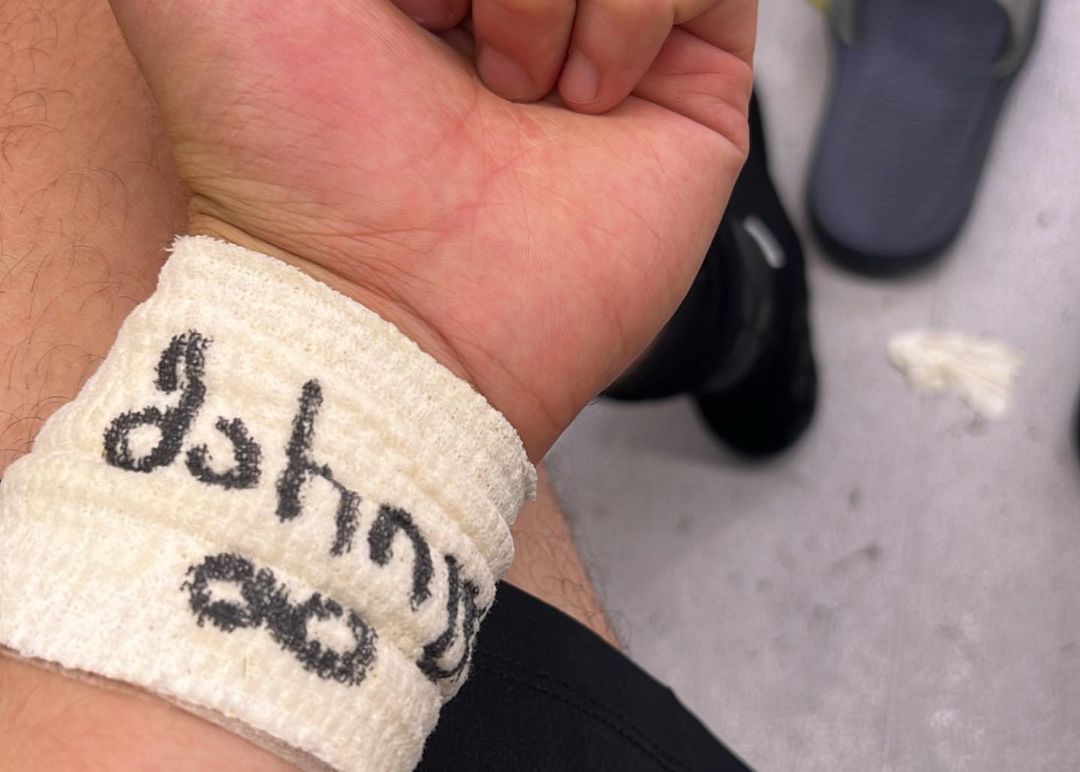 Специальная повязка в память о погибшей теннисистке на руке Хвичи. Фото © Instagram (запрещён на территории Российской Федерации) / kvara7