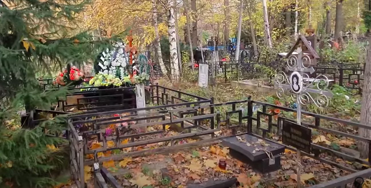 На могиле барабанщика "Ласкового мая" Игоря Игошина рухнул памятник. Фото © YouTube / Андрей Флор