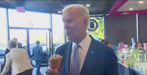"Он как ребёнок": Американцев взбесил поедающий мороженое Байден