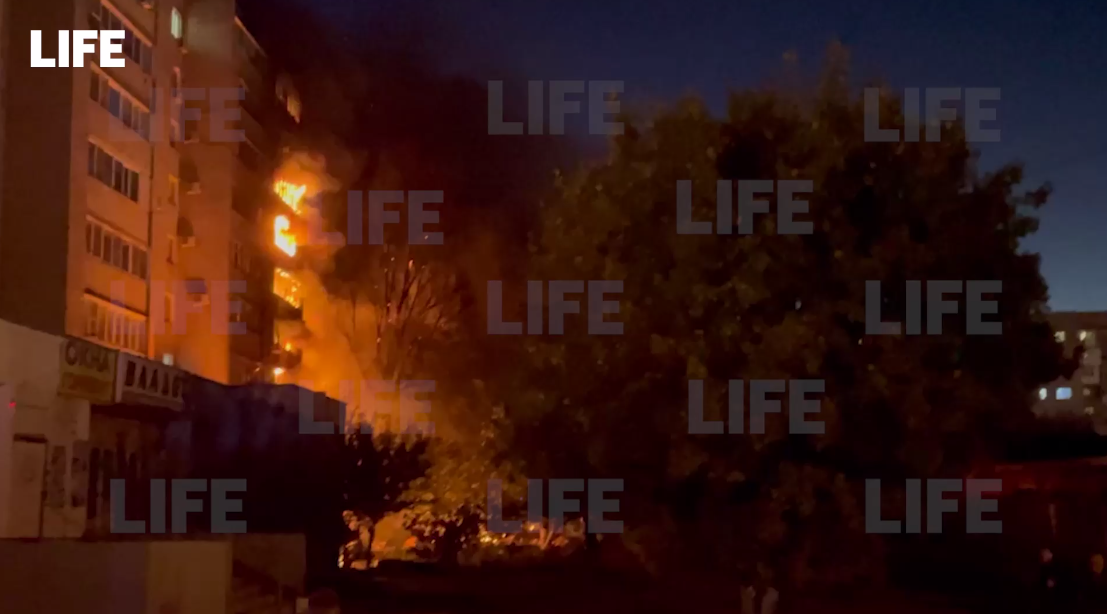Пожар охватил все 9 этажей дома в Ейске после крушения Су-34, эвакуировано 100 человек