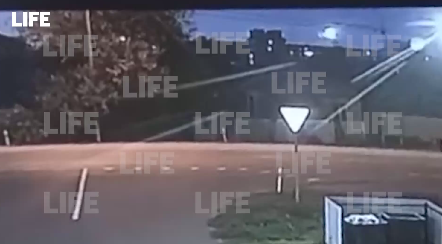 Лайф публикует видео с моментом крушения Су-34 на дом в Ейске