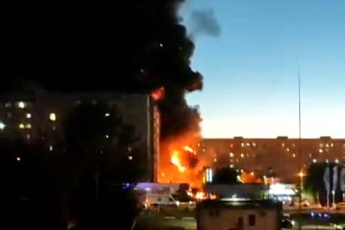 Пожар в жилом доме, на который упал военный самолёт Су-34. Снимок из видео. Фото © ТАСС