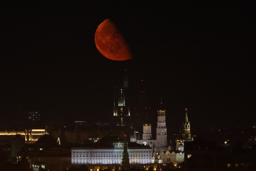 Красная луна над Москвой. Фото © Марина Лысцева / ТАСС