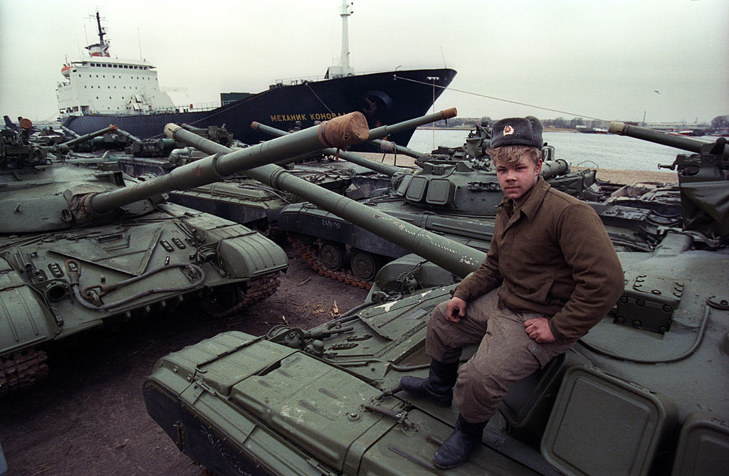 Советский солдат сидит на танке Т-80, 28 января 1991 года. Фото © Getty Images / Sven Creutzmann / Mambo Photo