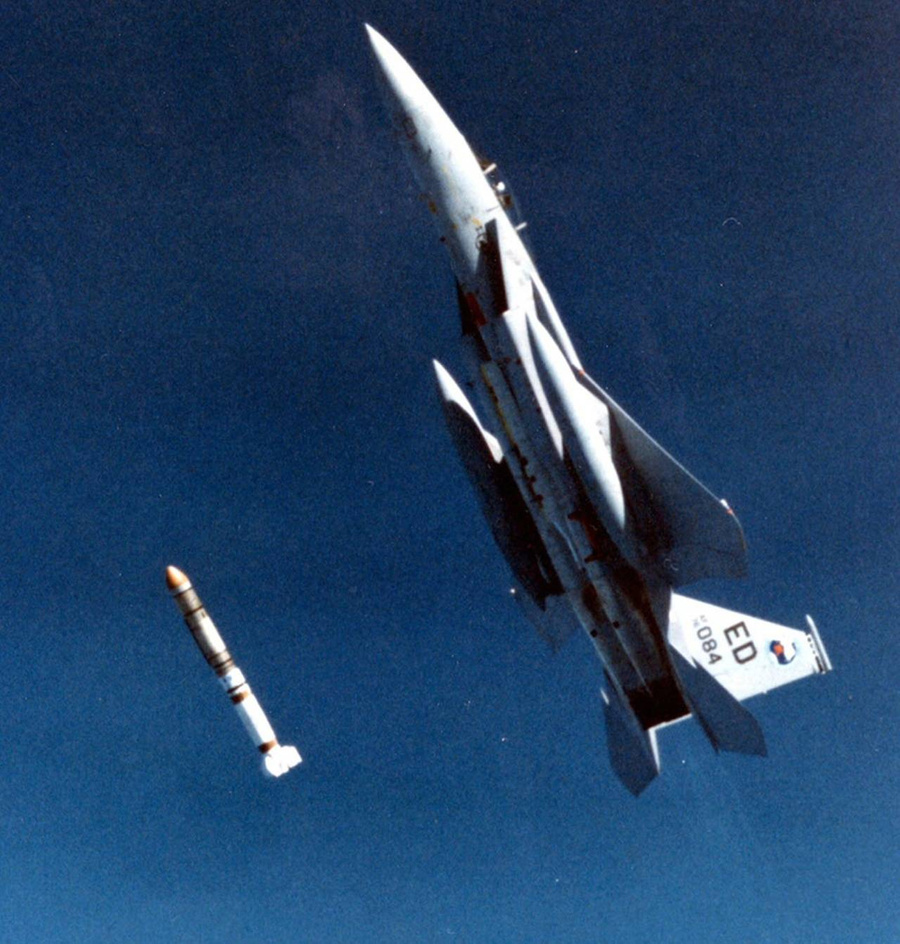 F-15A Eagle запускает ASM-135 во время последнего испытания, которое разрушило спутник Solwind P78-1. Фото © hmn.wiki/ru