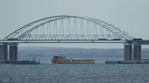 Потолок возможностей: Откуда возле Крымского моста появились странные баржи с зеркалами