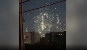 Жители Донецка публикуют видео обстрела города осветительными снарядами "Люстра"