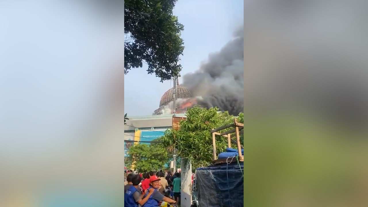 В Джакарте купол Большой мечети исламского центра рухнул из-за пожара