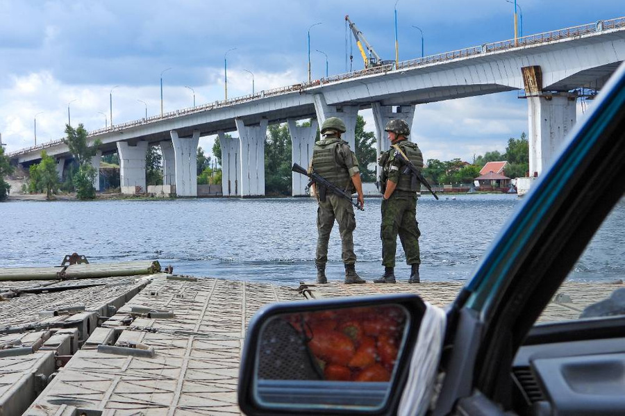 Военнослужащие на понтонном пароме во время переправы около Антоновского моста через реку Днепр. Фото © ТАСС / Стрингер