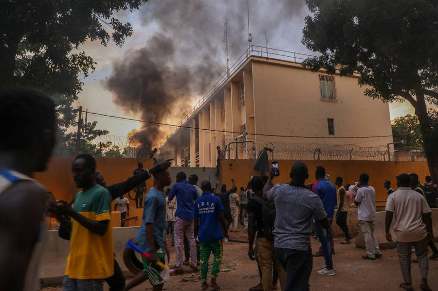 Дым от пожара у Посольства Франции в Уагадугу. Обложка © ТАСС / EPA / ASSANE OUEDRAOGO