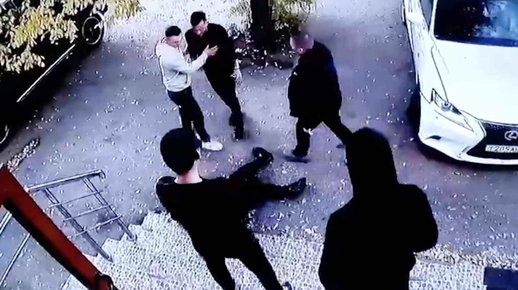 Напал сзади: Жестокое убийство полицейского на ступенях клуба в Чите попало на видео