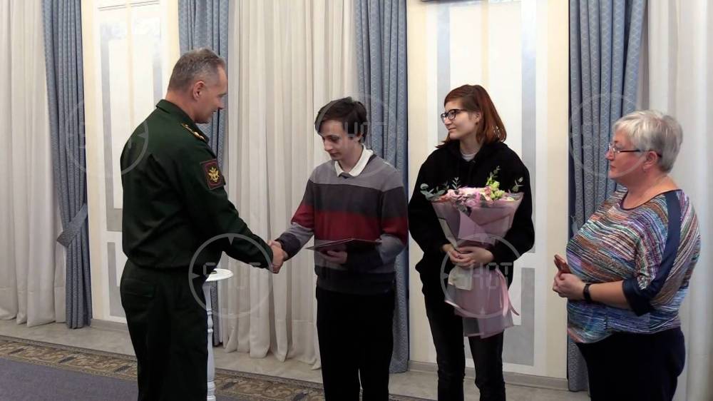 Молодая пара в Москве сыграла свадьбу в день вручения жениху повестки