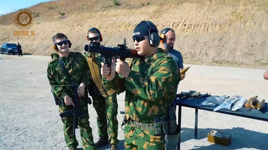 Ахмат, Эли и Адам Кадыровы. Скриншот видео © t.me / Kadyrov_95