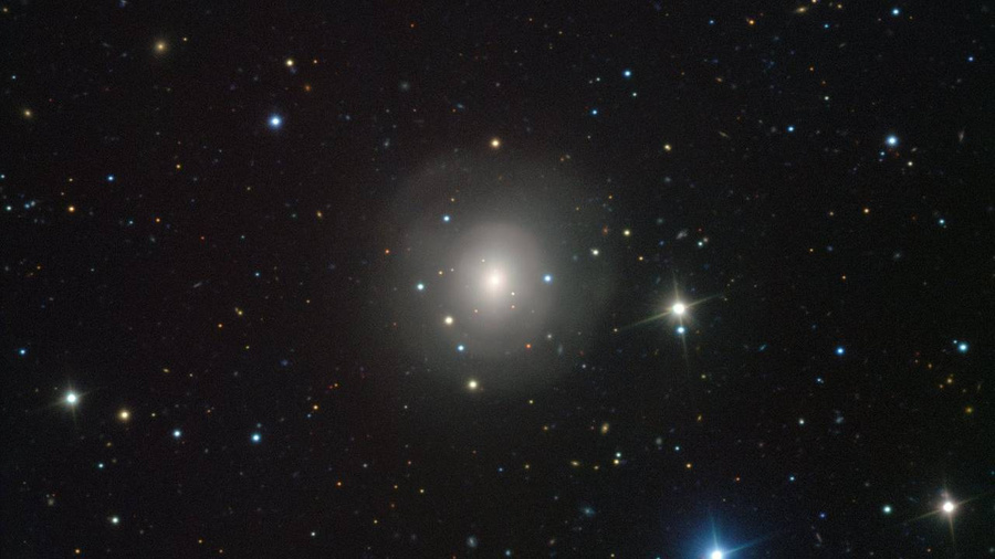 Галактика NGC 4993, расположенная примерно в 130 миллионах световых лет от Земли. Обложка © ESO/A.J. Levan, N.R. Tanvir